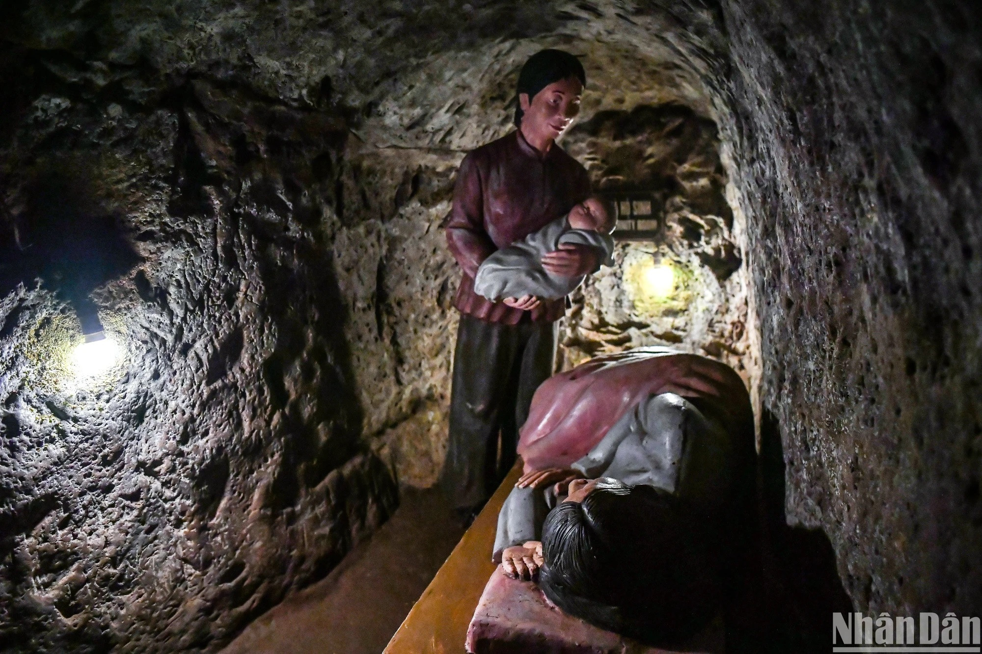 Le long des côtés du tunnel, des niches (de 1,8 m de profondeur et 0,8 m de large) ont été creusées dans les parois pour accueillir des familles de 3 à 4 personnes ou servir de salles d’accouchement.