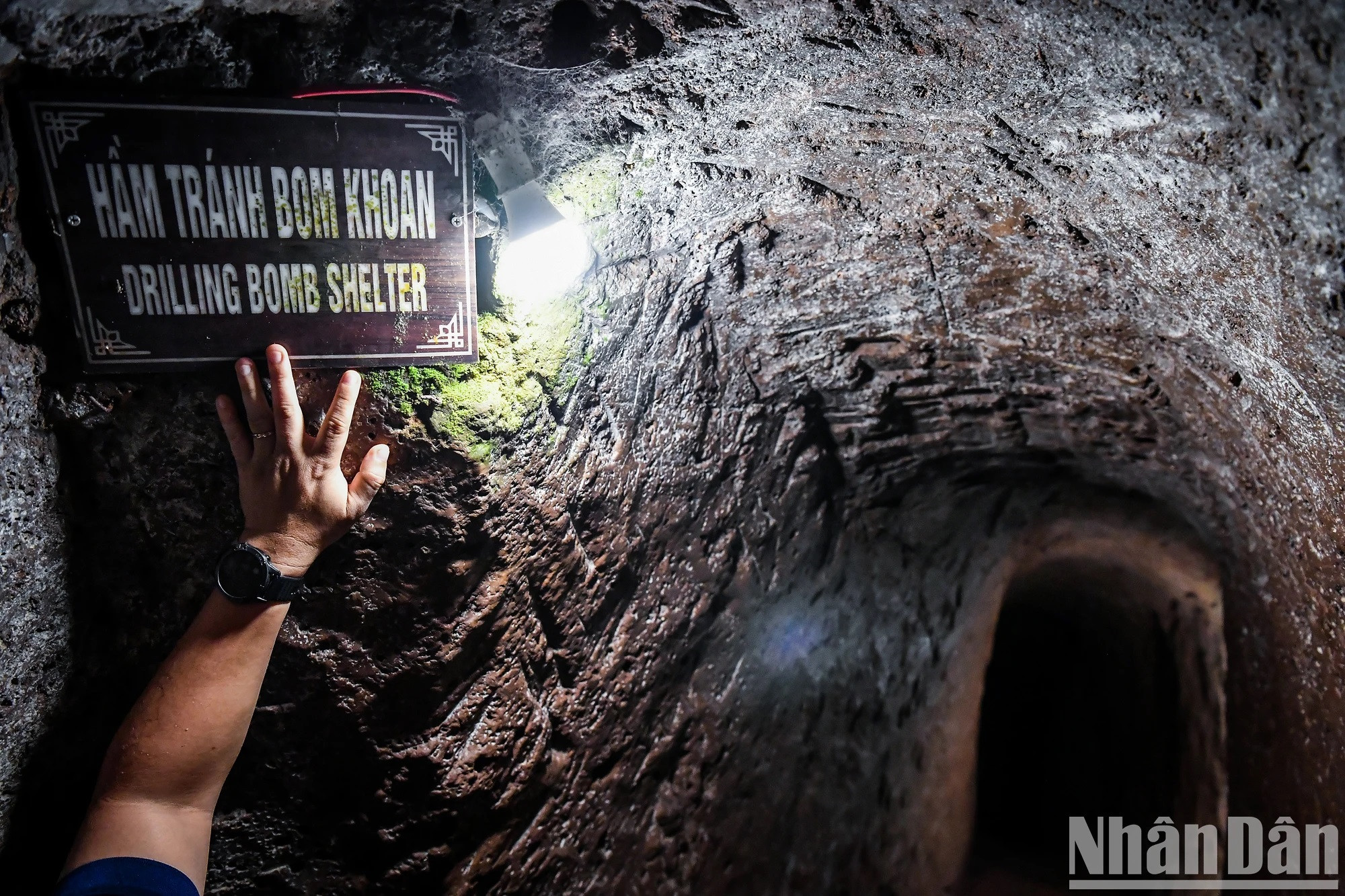 De plus, le tunnel comprend une salle de réunion pouvant accueillir 50 à 60 personnes ainsi que plusieurs installations telles qu’un puits, un dépôt de riz, une cuisine Hoang Cam, un poste de garde, un poste téléphonique, une salle d’opération et une maternité. La salle de réunion servait aussi de lieu de rassemblement et de scène pour des spectacles et des projections de films. Aujourd’hui, cette salle est utilisée pour exposer des photos de la vie souterraine et du combat des habitants de Vinh Moc.