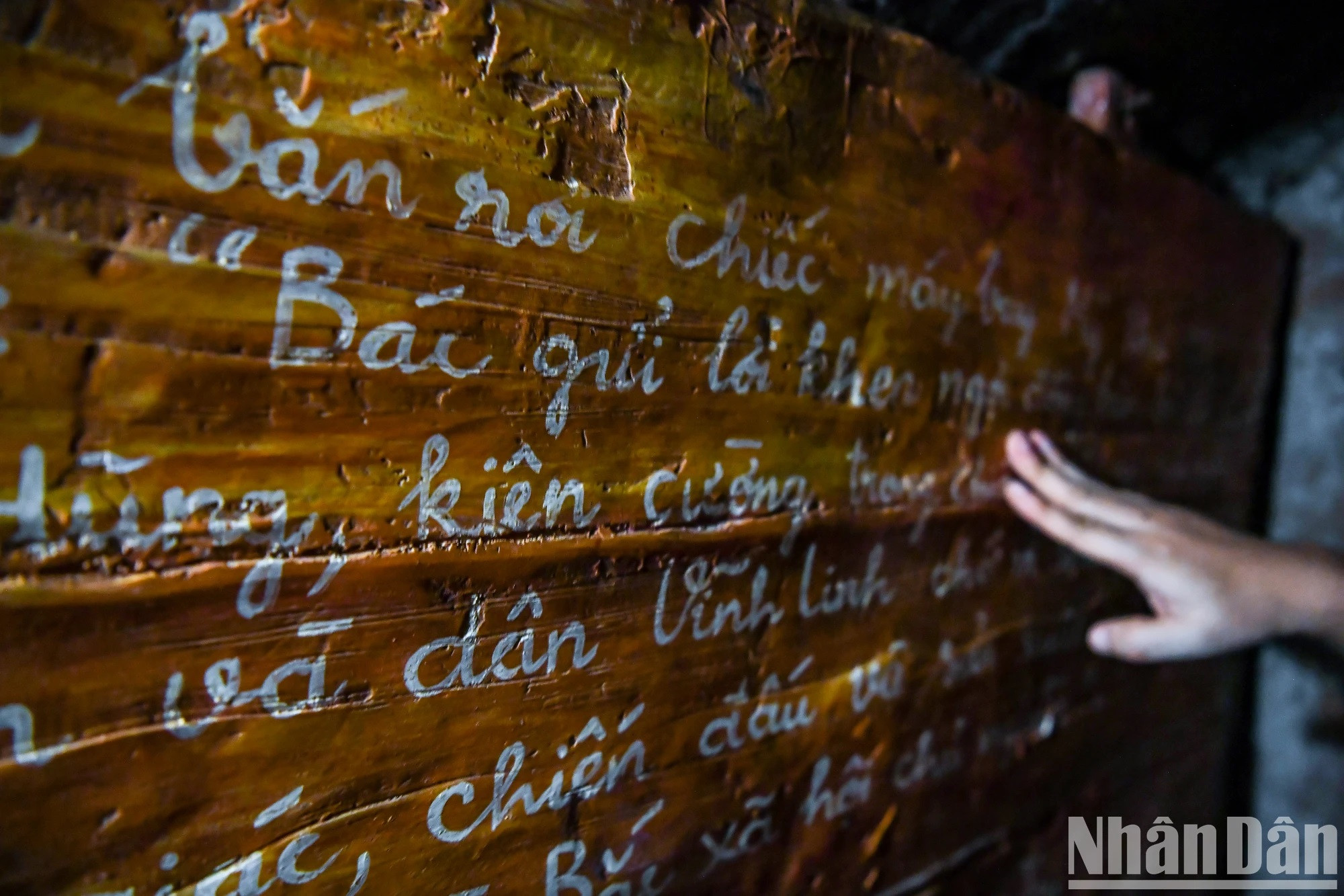 Panneau d’affichage dans la salle de réunion du tunnel.