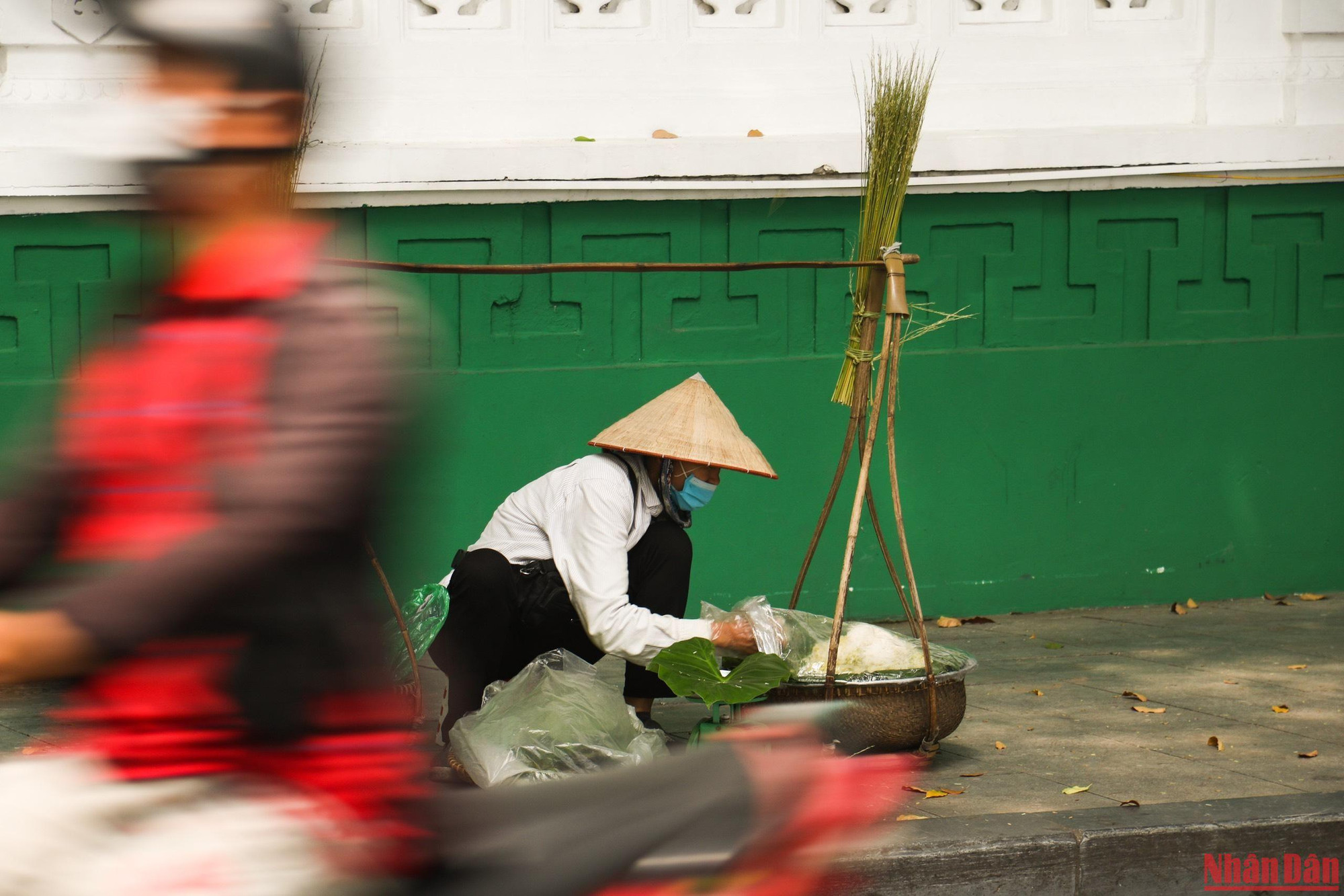 Des vendeurs ambulants du « cốm » (jeune riz gluant pilé, séché et débarrassé de ses balles) sont un signe marquant l’arrivée de l’automne à Hanoï.
