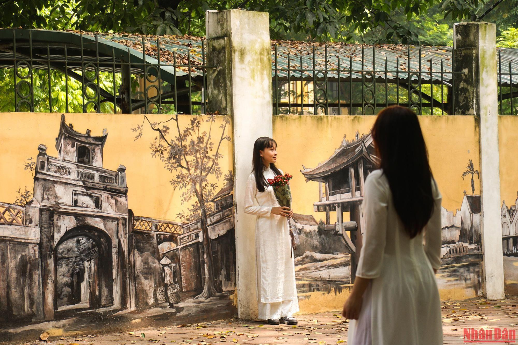 Một số nữ sinh đã “nhân dịp” thu sang, khoác lên mình bộ áo dài và đắm chìm trong những cảnh đẹp của mùa thay lá.