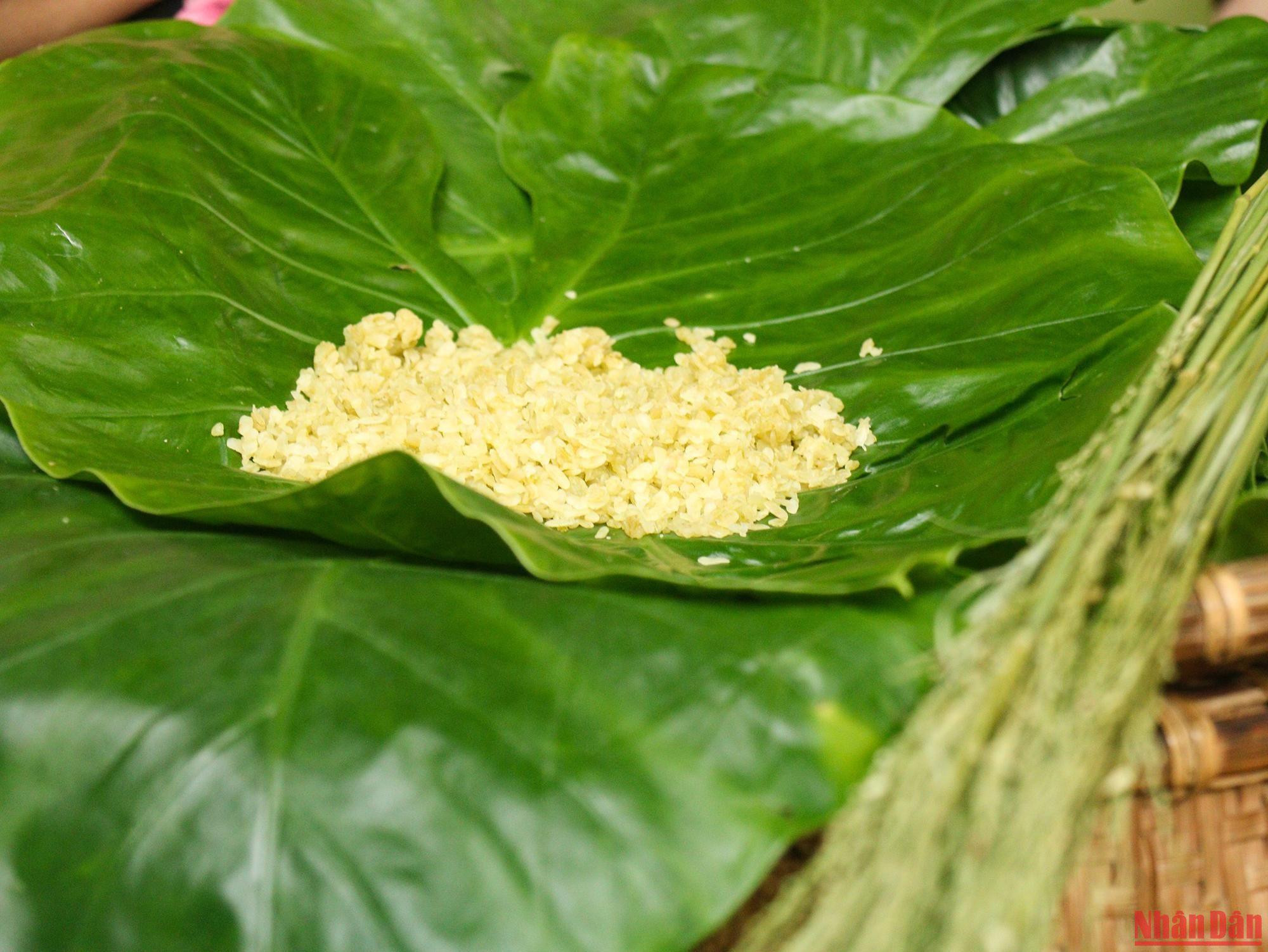 Du « cốm » frais avec des grains fins, doux et mous, est enveloppé dans une feuille de lotus au parfum un peu âcre. Déguster du « cốm » avec du thé vert est souvent assimilé à la meilleure façon de vivre l'automne.