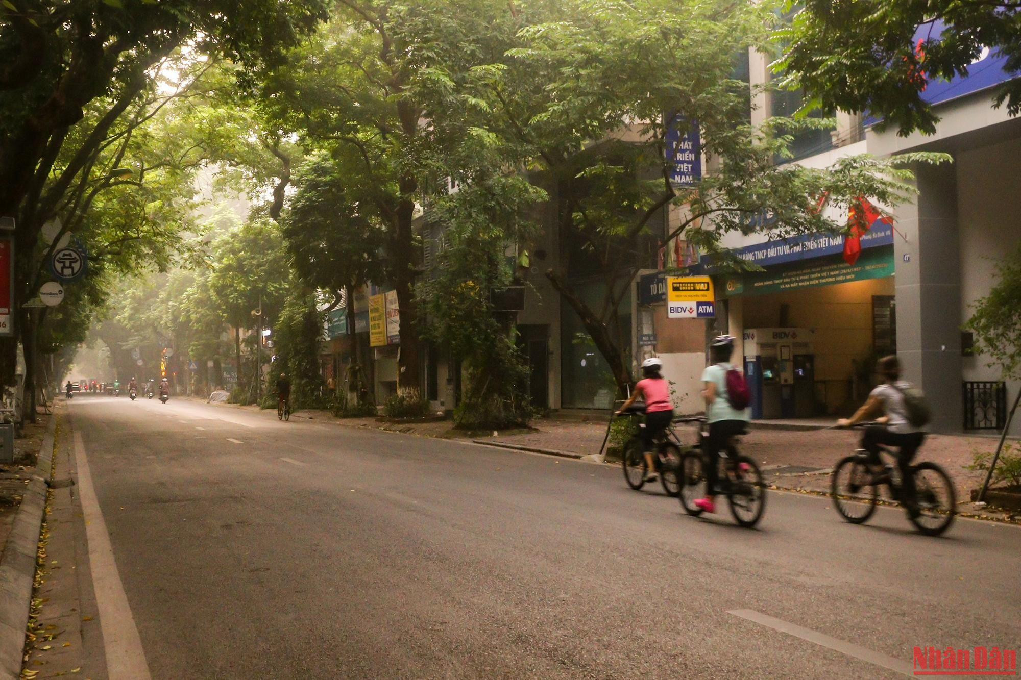 D’habitude, dès tôt le matin, les gens commencent à faire de l'exercice en pédalant afin d’améliorer la santé et de ressentir pleinement l’ambiance au moment du changement de saison.