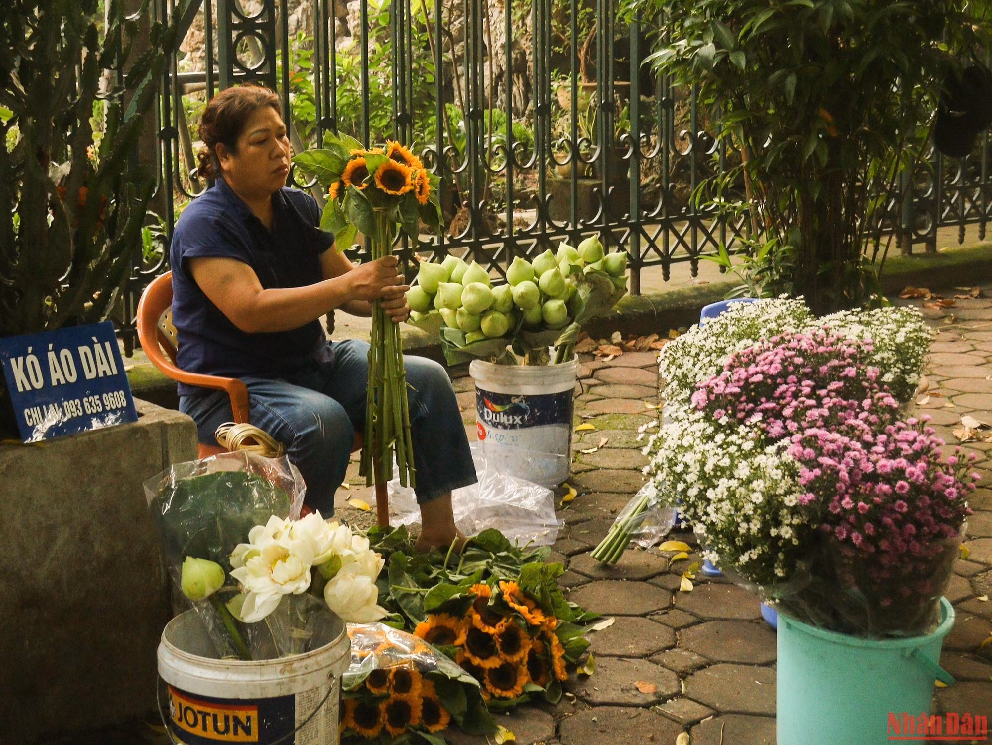 Les fleuristes dans la rue Phan Dinh Phùng (quartier Quan Thanh, arrondissement de Ba Dinh, Hanoï) s’affairent à préparer des fleurs pour le lendemain.