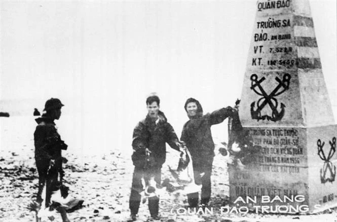 Soldats des forces spéciales navales du commando 126 libérant l'île d'An Bang dans l'archipel de Trường Sa, le 28 avril 1975. Photo d'archives : VNA.