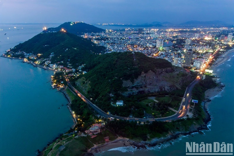 La route côtière de la ville de Vung Tàu, province de Bà Ria-Vung Tàu, est devenue un point d’attraction pour les visiteurs nationaux et internationaux dans cette ville touristique. La route côtière de la ville de Vung Tàu, province de Bà Ria-Vung Tàu, est devenue un point d’attraction pour les visiteurs nationaux et internationaux dans cette ville touristique.
