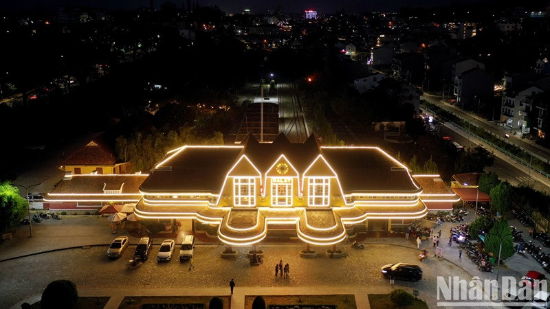 La gare de Dà Lat, une œuvre architecturale ancienne unique, s’inspire de la conception de la légendaire chaîne de montagnes Langbiang et de la maison commune des hauts plateaux du Tây Nguyên. La gare de Dà Lat, une œuvre architecturale ancienne unique, s’inspire de la conception de la légendaire chaîne de montagnes Langbiang et de la maison commune des hauts plateaux du Tây Nguyên.