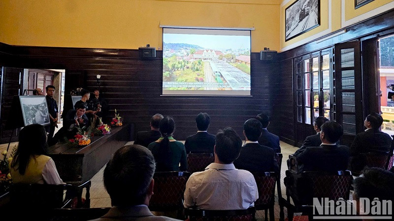 La VNR a lancé la salle de projection de documentaires sur l’histoire de la gare de Dà Lat et de la ligne de chemin de fer à crémaillère Thap Chàm-Dà Lat. La VNR a lancé la salle de projection de documentaires sur l’histoire de la gare de Dà Lat et de la ligne de chemin de fer à crémaillère Thap Chàm-Dà Lat.