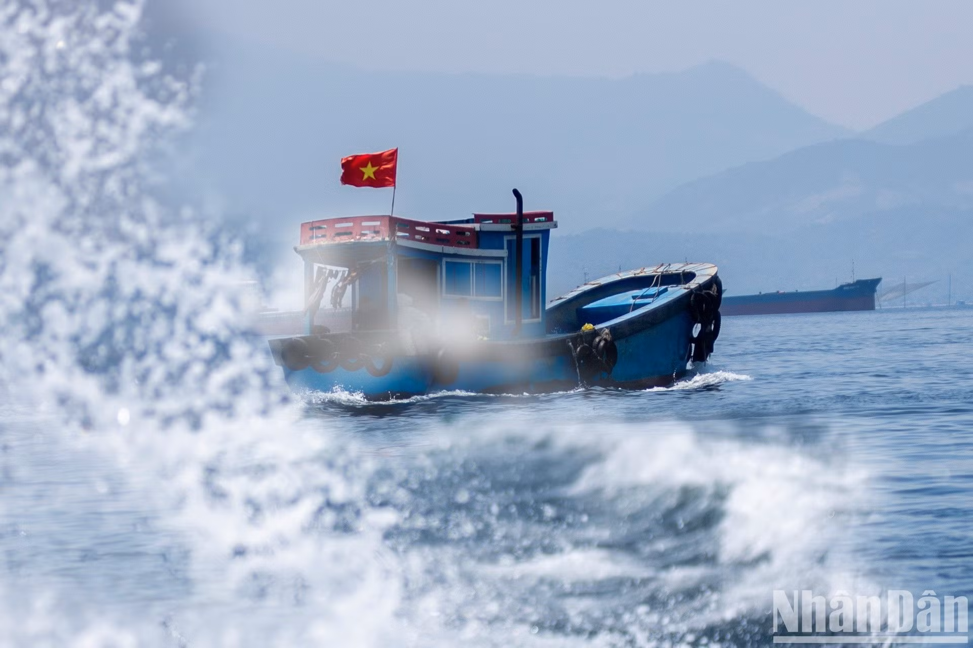 Surmontant les conditions météorologiques difficiles, les pêcheurs partent courageusement en mer. Photo : NDEL.