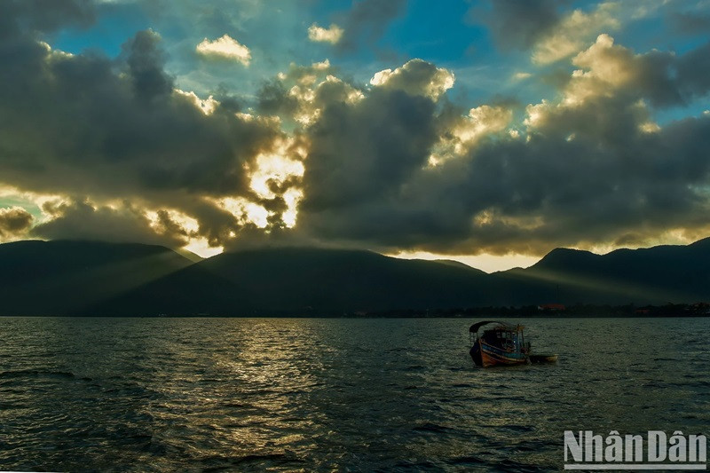 Malgré les difficultés et les intempéries, les pêcheurs s’apprêtent à partir en mer et contribuent à protéger les eaux du pays. Malgré les difficultés et les intempéries, les pêcheurs s’apprêtent à partir en mer et contribuent à protéger les eaux du pays.