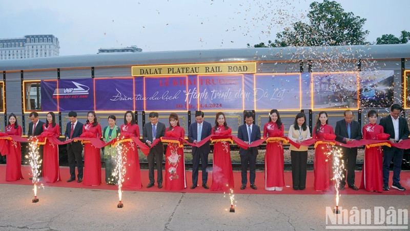 Les délégués ont procédé à la cérémonie de lancement du train touristique « Voyage nocturne à Dà Lat ». Les délégués ont procédé à la cérémonie de lancement du train touristique « Voyage nocturne à Dà Lat ».