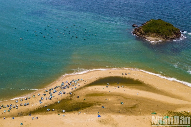 Le long littoral crée de magnifiques paysages naturels qui attirent les visiteurs. Le long littoral crée de magnifiques paysages naturels qui attirent les visiteurs.