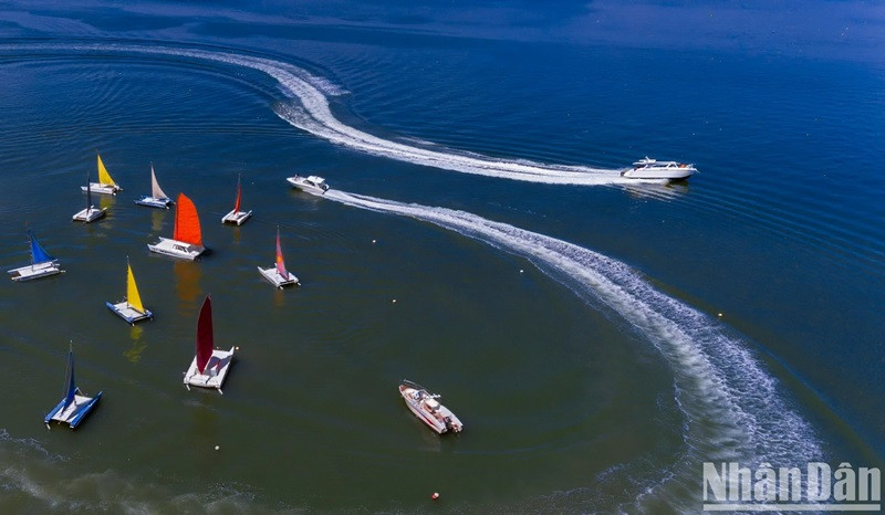 Le développement du tourisme maritime apporte une très grande valeur économique aux provinces et aux villes côtières. Même dans de nombreuses provinces centrales, le tourisme maritime contribue à l’essentiel du budget et crée des emplois pour les habitants. Le développement du tourisme maritime apporte une très grande valeur économique aux provinces et aux villes côtières. Même dans de nombreuses provinces centrales, le tourisme maritime contribue à l’essentiel du budget et crée des emplois pour les habitants.