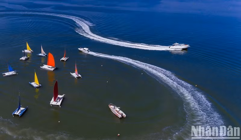 Le développement du tourisme maritime apporte une très grande valeur économique aux provinces et aux villes côtières. Même dans de nombreuses provinces centrales, le tourisme maritime contribue à l’essentiel du budget et crée des emplois pour les habitants.