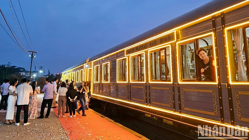 Deux paires de trains sont prévues pour le service. Deux paires de trains sont prévues pour le service.