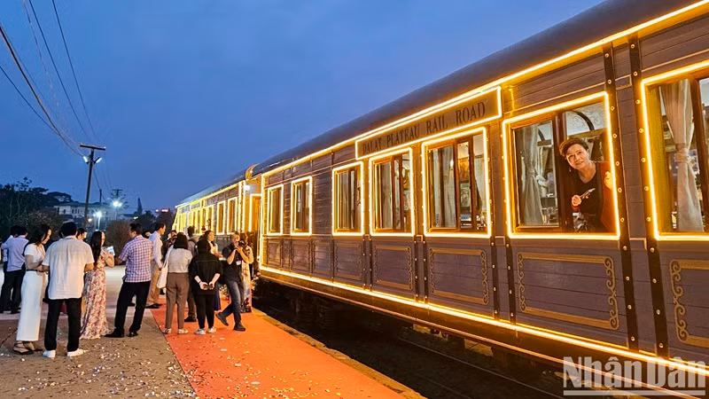 Deux paires de trains sont prévues pour le service.
