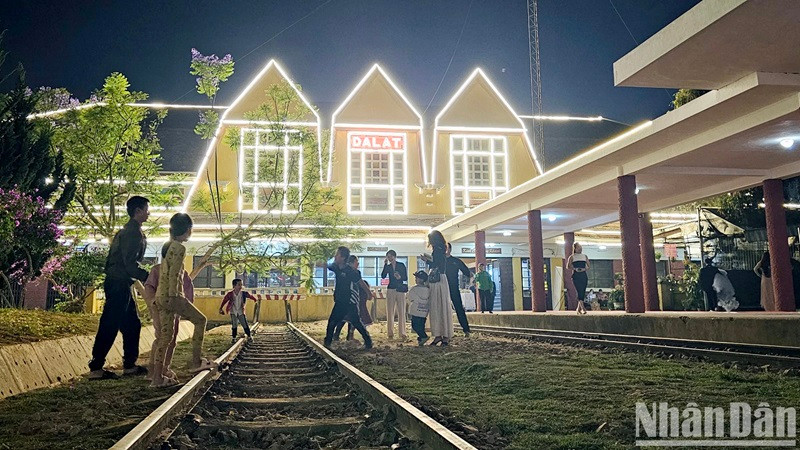 Avant de monter à bord du train, les passagers peuvent également visiter et prendre des photos à la gare de Dà Lat. Avant de monter à bord du train, les passagers peuvent également visiter et prendre des photos à la gare de Dà Lat.