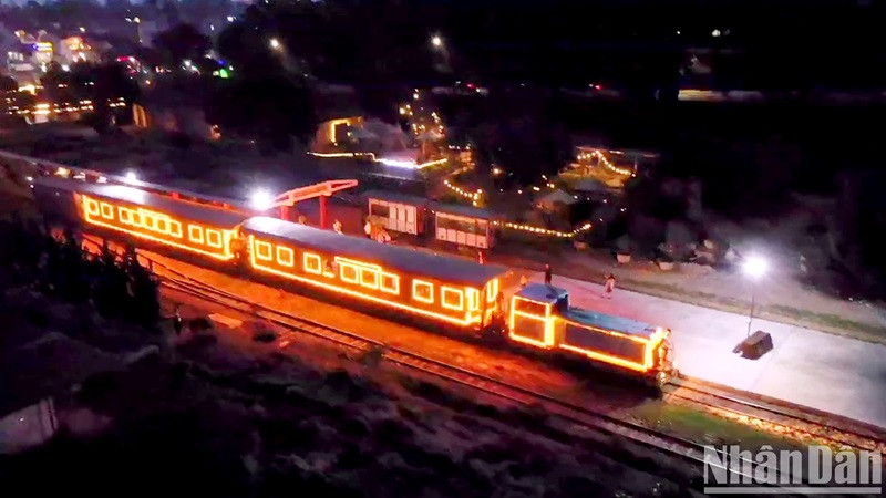 Le voyage aller-retour en train de nuit dure une heure. Le voyage aller-retour en train de nuit dure une heure.