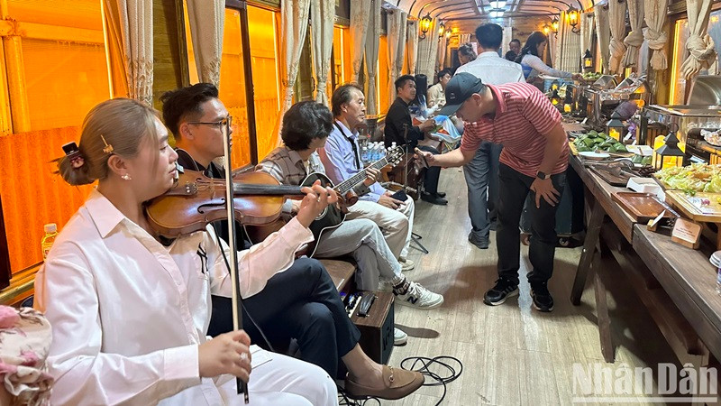 Un spectacle de musique classique dans un train de nuit dans la ville de Dà Lat, province de Lâm Dông. Un spectacle de musique classique dans un train de nuit dans la ville de Dà Lat, province de Lâm Dông.