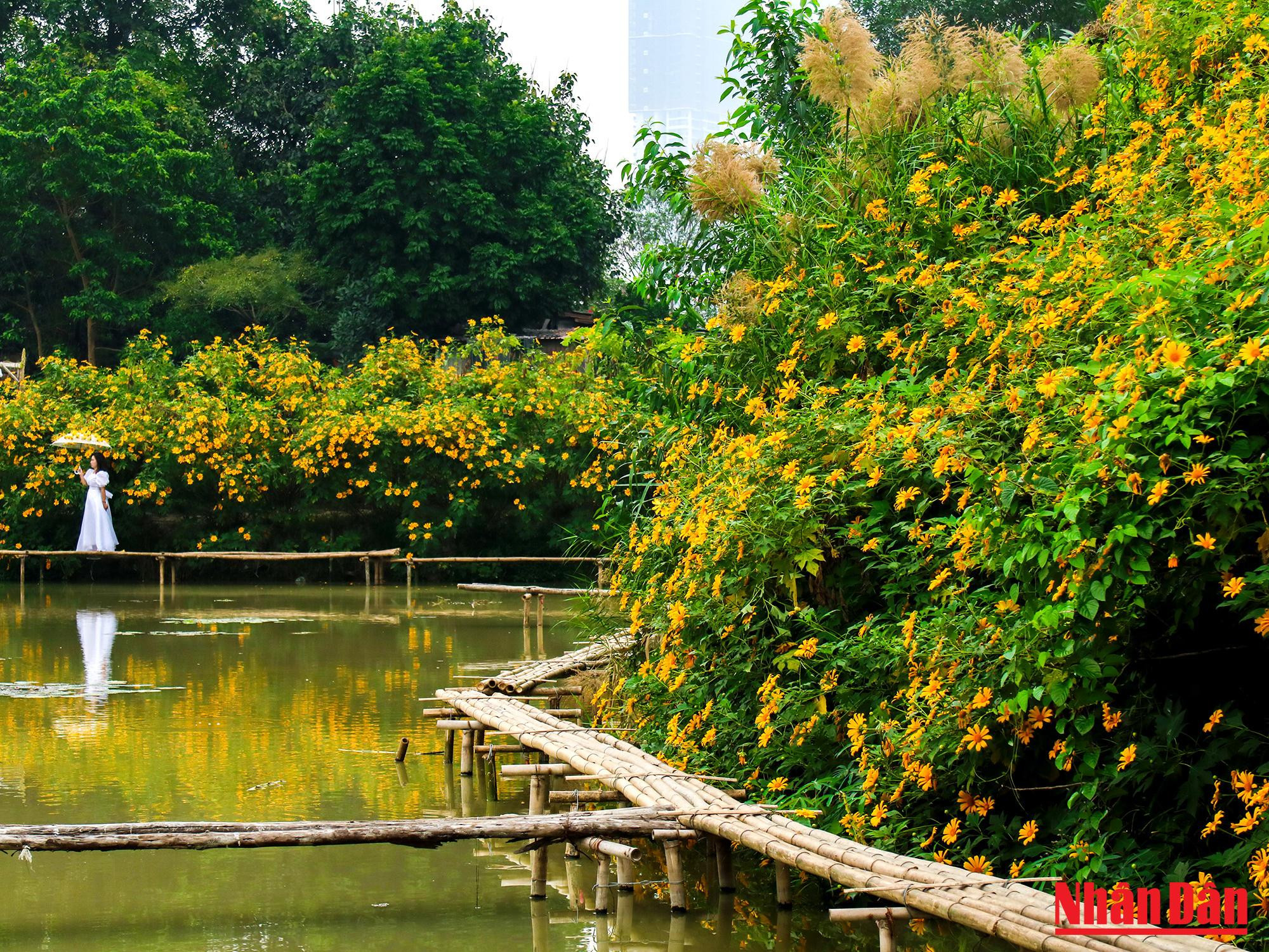 Le paysage romantique du jardin attire de nombreux visiteurs, surtout le week-end.