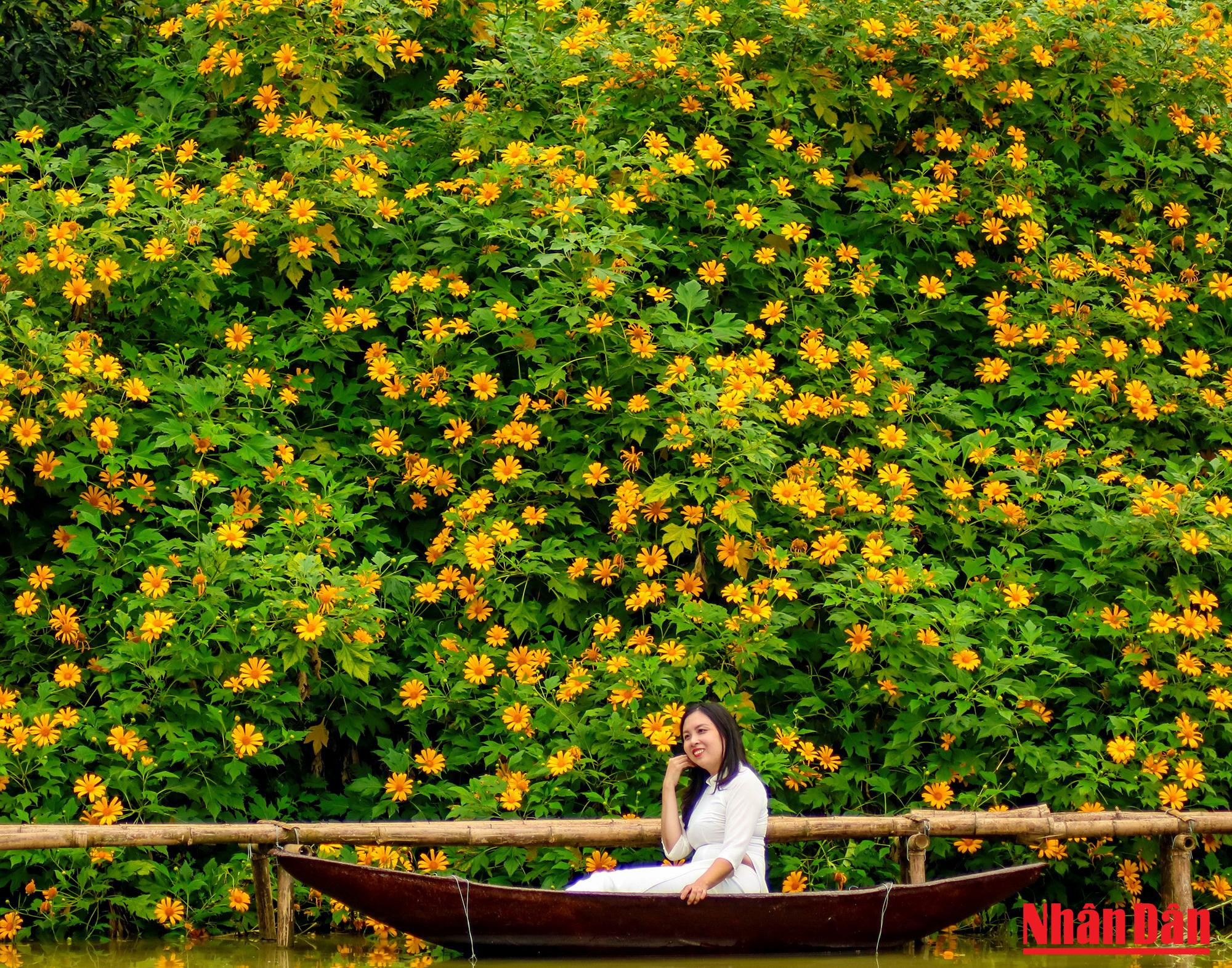 Les visiteurs y viennent pour prendre des photos, visiter le jardin et se plonger dans la nature.