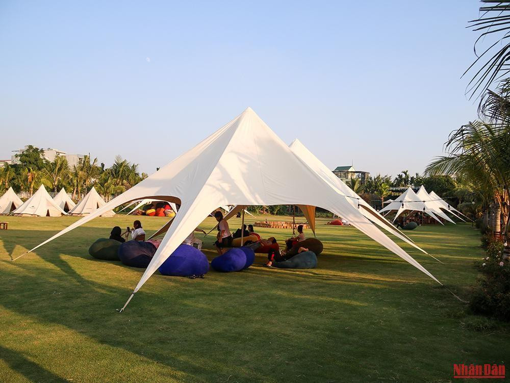 À l’extérieur, la Vallée des Fleurs de Hô Tây a également des tapis d’herbes vertes et des huttes qui sont utilisées gratuitement pour organiser des activités de plein air, des pique-niques ou pour que les familles et les enfants puissent y jouer. À l’extérieur, la Vallée des Fleurs de Hô Tây a également des tapis d’herbes vertes et des huttes qui sont utilisées gratuitement pour organiser des activités de plein air, des pique-niques ou pour que les familles et les enfants puissent y jouer.