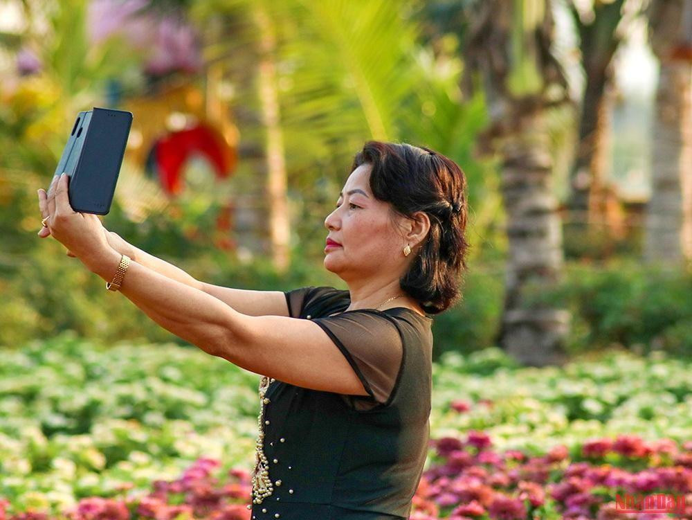 La Vallée des Fleurs de Hô Tây est librement ouverte jusqu’à fin novembre pour répondre au besoin des gens de s’amuser et de profiter de la beauté de l’automne. La Vallée des Fleurs de Hô Tây est librement ouverte jusqu’à fin novembre pour répondre au besoin des gens de s’amuser et de profiter de la beauté de l’automne.