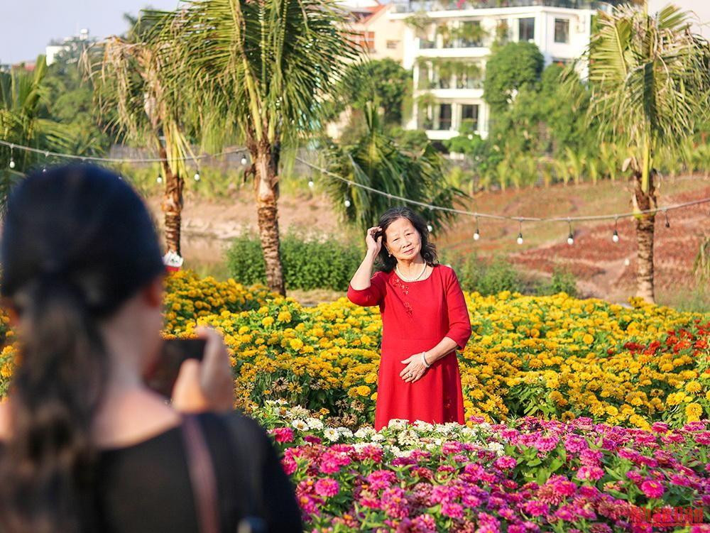 Tout le monde vient ici pour profiter de l’atmosphère, admirer les fleurs et prendre des photos. La Vallée des Fleurs de Hô Tây a des couleurs différentes chaque saison. Tout le monde vient ici pour profiter de l’atmosphère, admirer les fleurs et prendre des photos. La Vallée des Fleurs de Hô Tây a des couleurs différentes chaque saison.