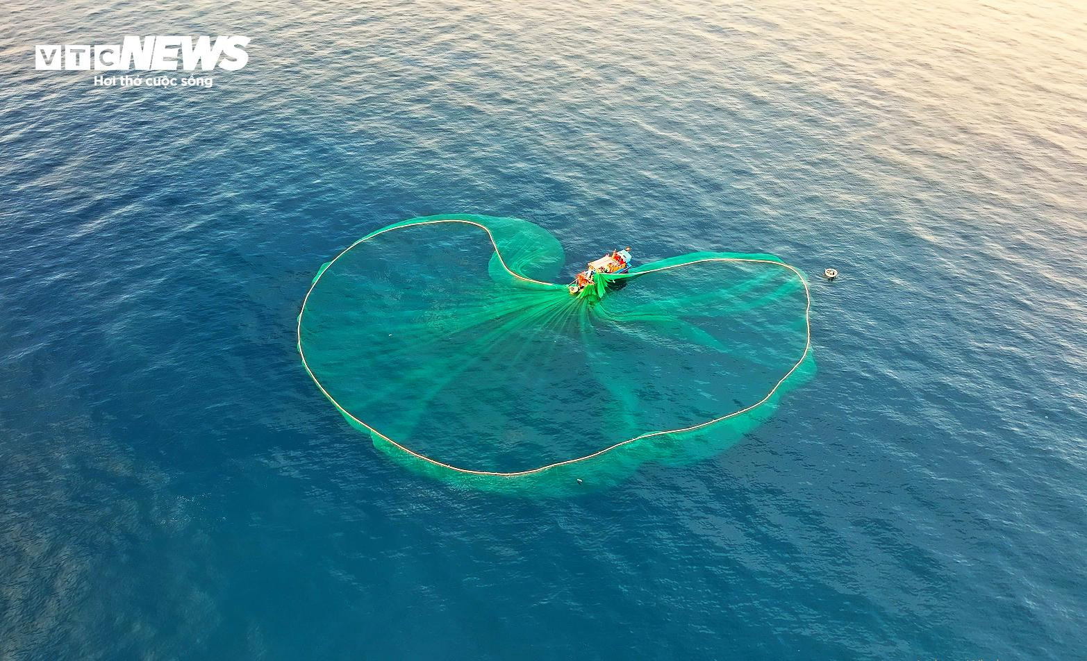 Les filets d'anchois et l'eau de mer sont turquoise, créant une harmonie impressionnante. Les pêcheurs ici appellent encore en plaisantant la forme de leurs filets "le cœur de la mer". Photo : VTC News. Les filets d'anchois et l'eau de mer sont turquoise, créant une harmonie impressionnante. Les pêcheurs ici appellent encore en plaisantant la forme de leurs filets "le cœur de la mer". Photo : VTC News.