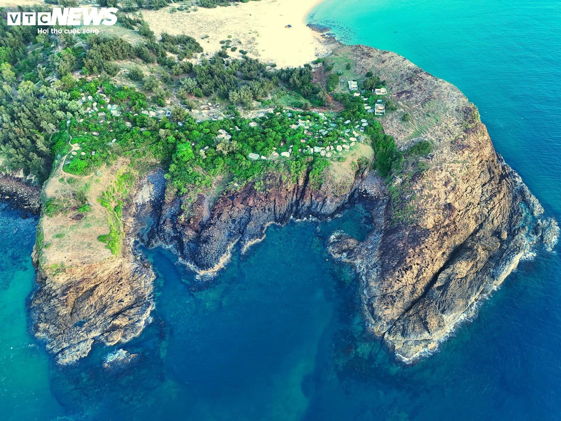 Les falaises abruptes apportent une beauté majestueuse aux deux îlots. Surtout à tout moment de la journée, depuis le matin brumeux ou en fin d'après-midi, avec juste la lumière du soleil, l'eau de mer ici devient soudainement d'un bleu clair. Photo : VTC News. Les falaises abruptes apportent une beauté majestueuse aux deux îlots. Surtout à tout moment de la journée, depuis le matin brumeux ou en fin d'après-midi, avec juste la lumière du soleil, l'eau de mer ici devient soudainement d'un bleu clair. Photo : VTC News.