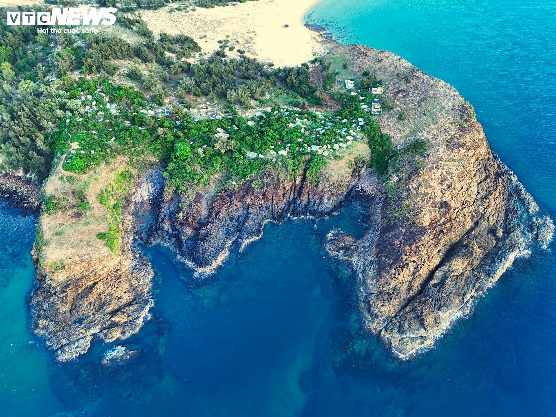 Les falaises abruptes apportent une beauté majestueuse aux deux îlots. Surtout à tout moment de la journée, depuis le matin brumeux ou en fin d'après-midi, avec juste la lumière du soleil, l'eau de mer ici devient soudainement d'un bleu clair. Photo : VTC News.
