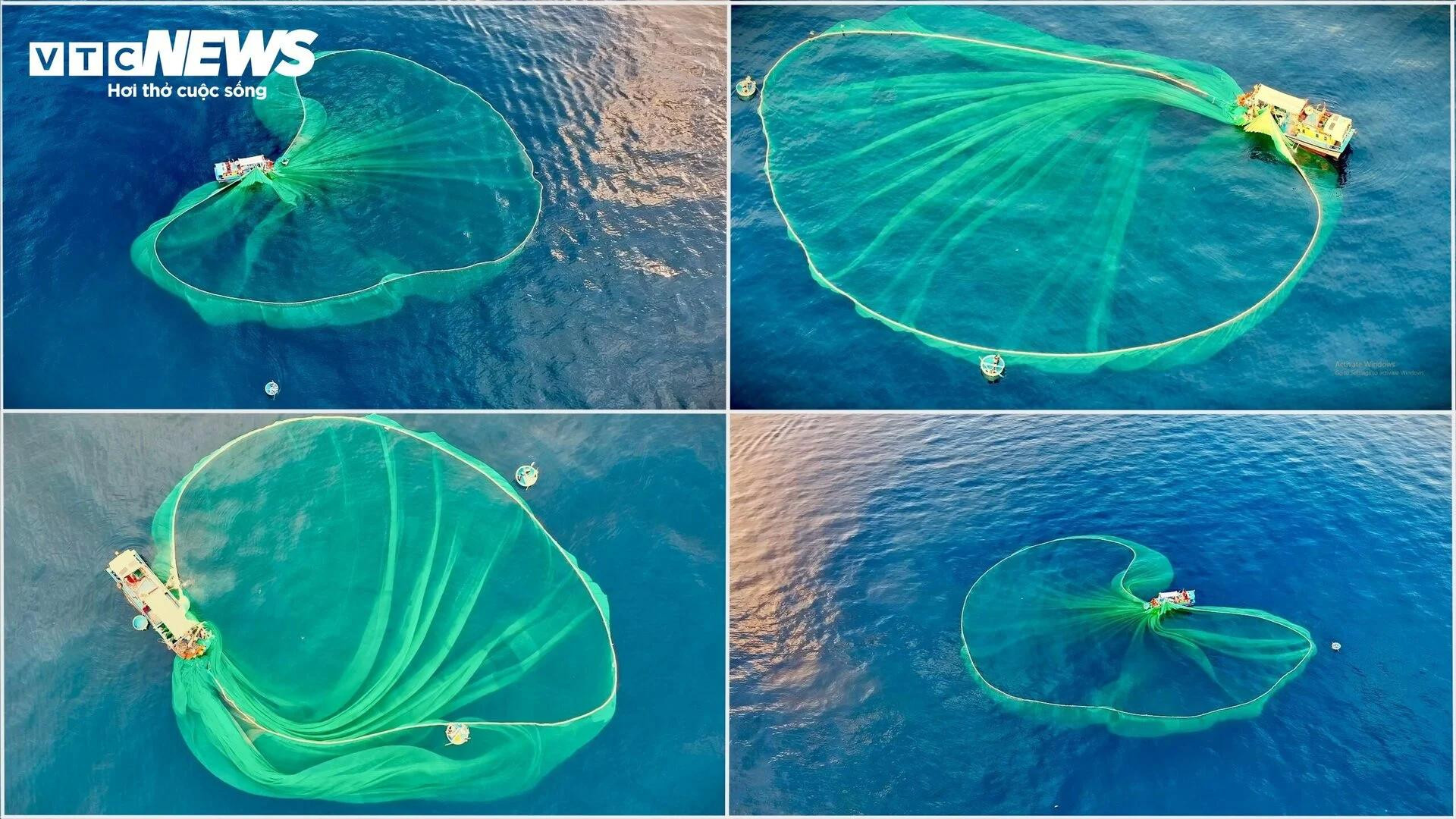 Cette zone est la plus choisie par les pêcheurs pour lancer leurs filets. Sous les mains habiles des pêcheurs, le filet change continuellement, formant d'innombrables formes différentes. Photo : VTC News. Cette zone est la plus choisie par les pêcheurs pour lancer leurs filets. Sous les mains habiles des pêcheurs, le filet change continuellement, formant d'innombrables formes différentes. Photo : VTC News.