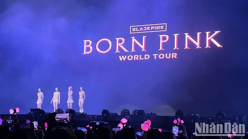 Lors du concert du groupe de filles sud-coréennes BlackPink, les 29 et 30 juillet au stade national de My Dinh à Hanoï. Photo : Trung Hiêu/NDEL.