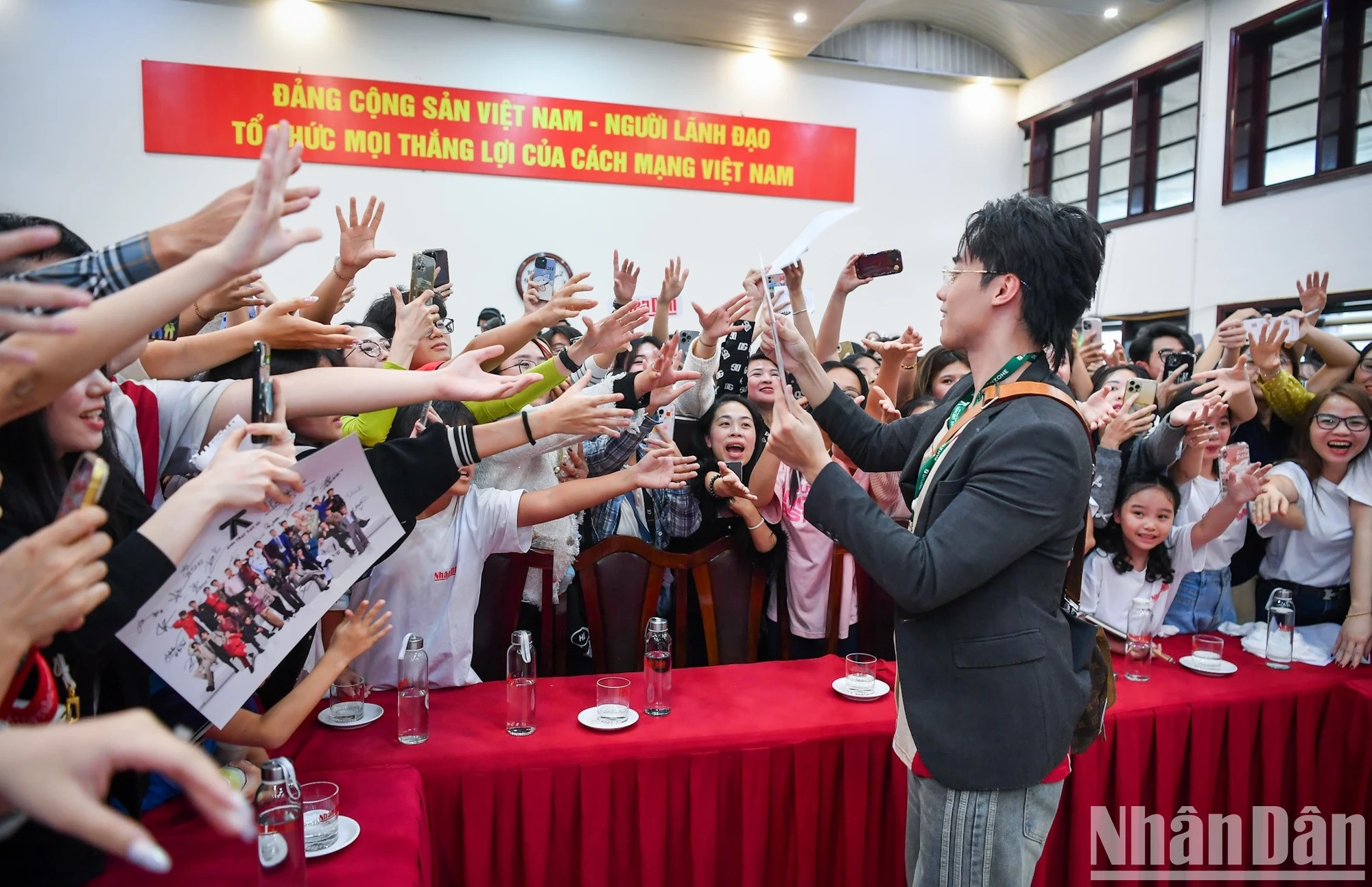 Les artistes interagissent avec des lecteurs du journal Nhân Dân.