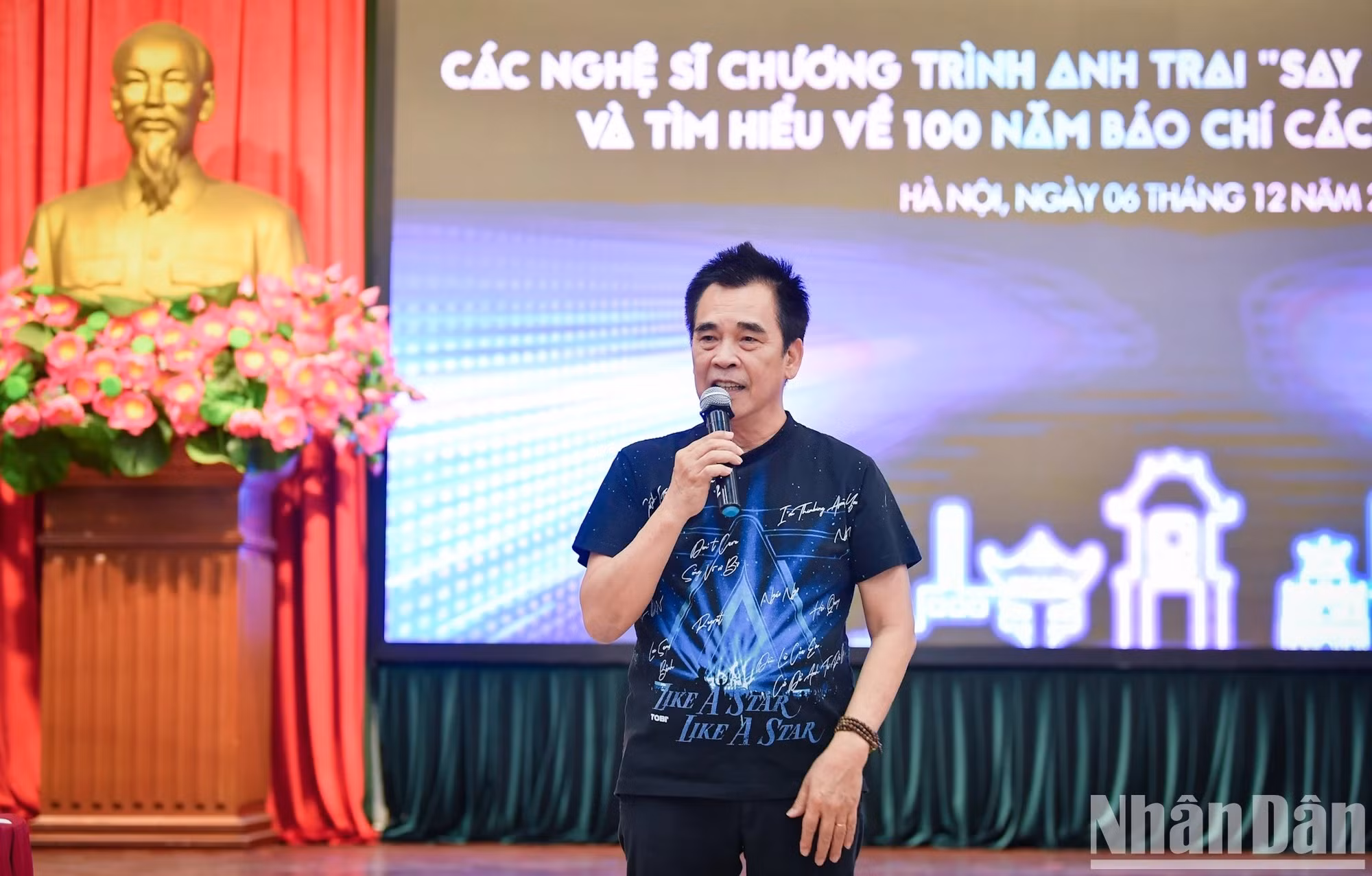 Dinh Ba Thanh, président et directeur général de DatVietVAC a remercié le journal Nhân Dân pour avoir soutenu les artistes de « Anh trai say hi » lors de leur visite à Hanoi. Dinh Ba Thanh, président et directeur général de DatVietVAC a remercié le journal Nhân Dân pour avoir soutenu les artistes de « Anh trai say hi » lors de leur visite à Hanoi.