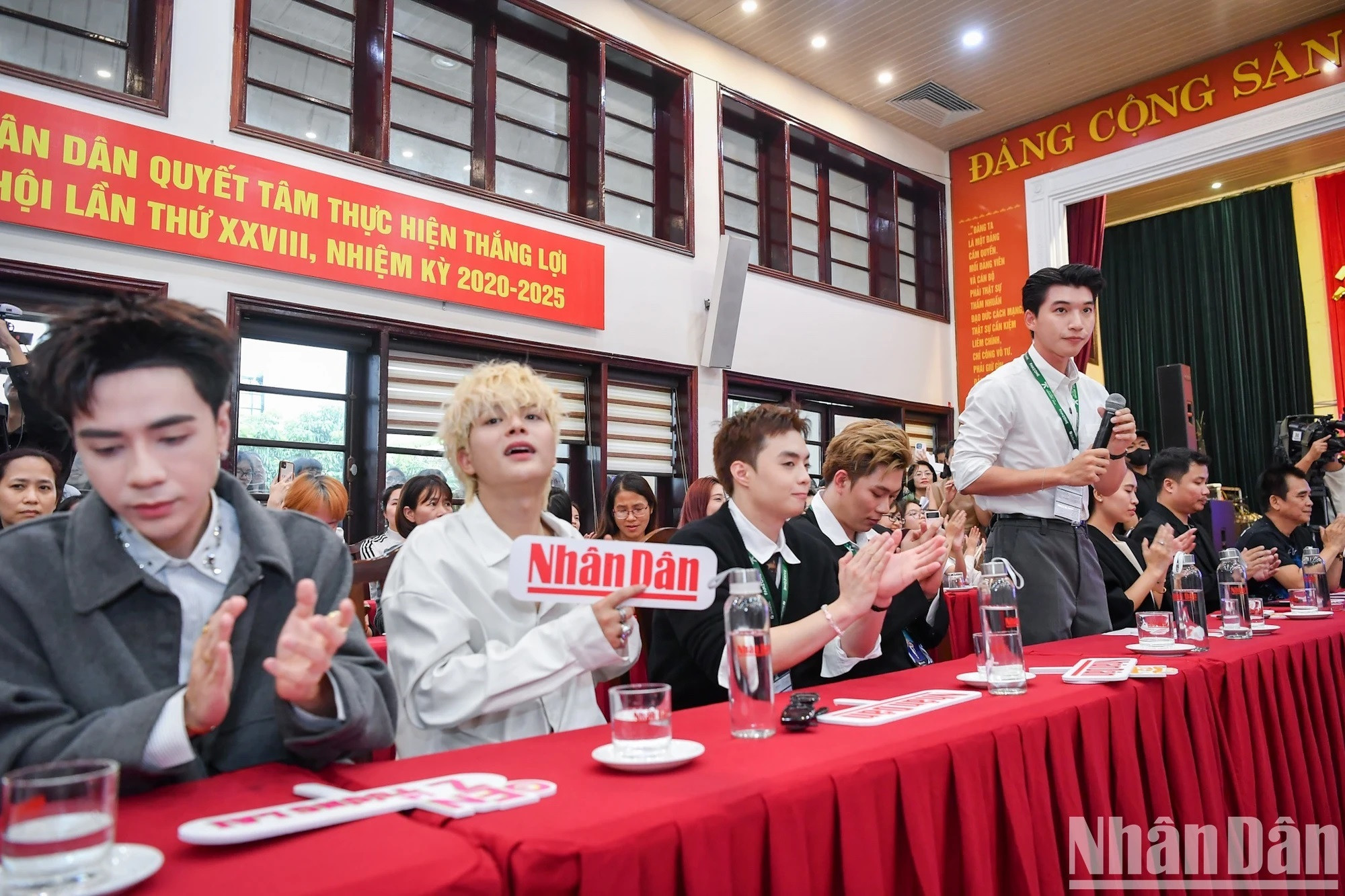 Tran Minh Hieu (HIEUTHUHAI), vainqueur de l’émission, prend la parole lors de la rencontre.