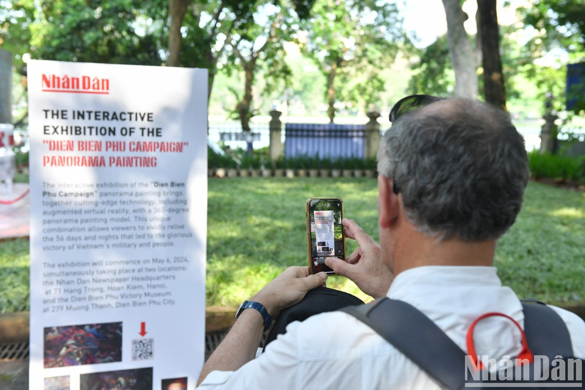Les passionnés de technologie pourront utiliser leur téléphone portable pour scanner les codes QR disséminés sur le panorama et visualiser le tableau et ses détails à l’aide de la technologie de réalité augmentée. Les passionnés de technologie pourront utiliser leur téléphone portable pour scanner les codes QR disséminés sur le panorama et visualiser le tableau et ses détails à l’aide de la technologie de réalité augmentée.