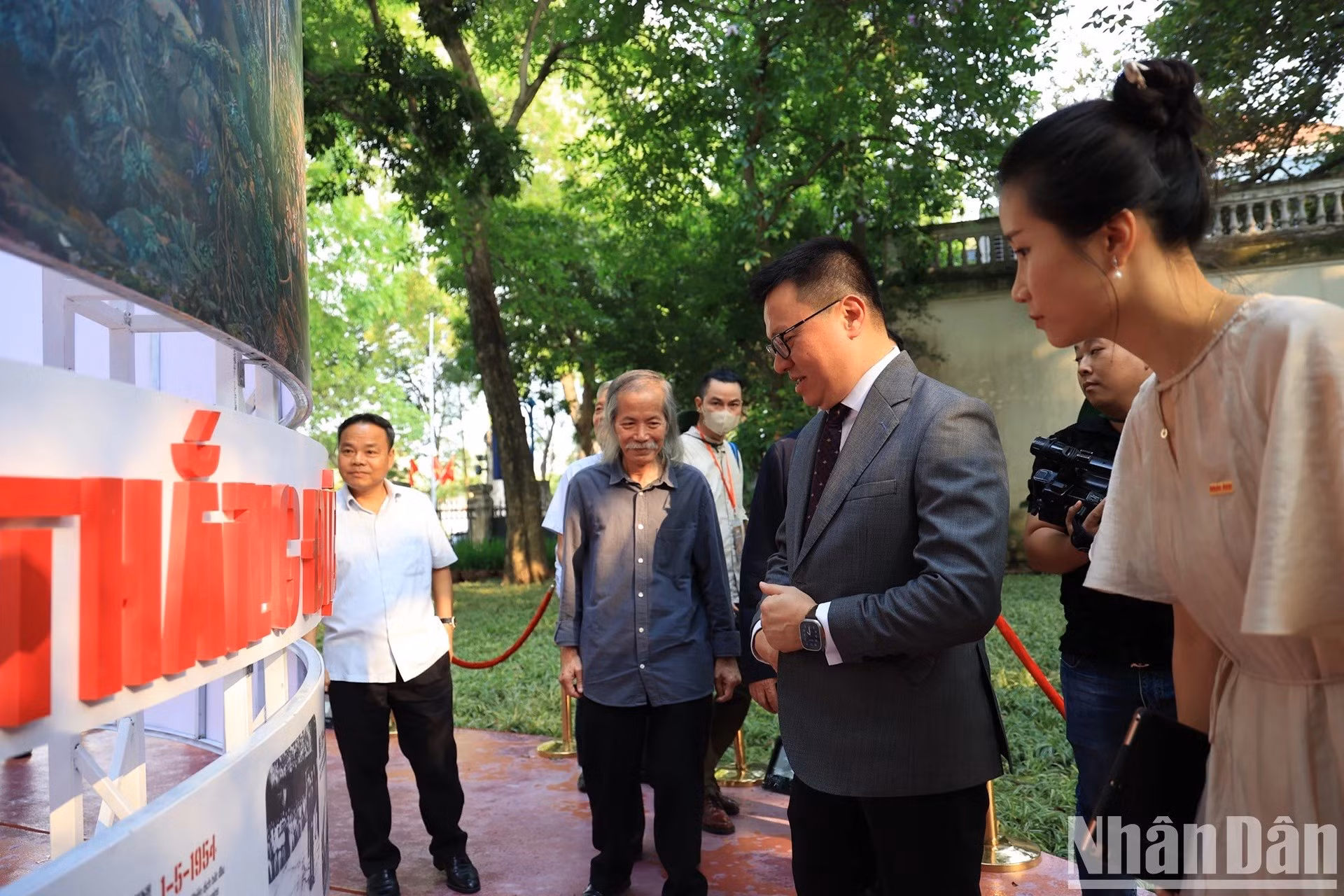 Le rédacteur en chef du journal Nhân Dân, Lê Quôc Minh et les délégués visitent l’espace de l’exposition.