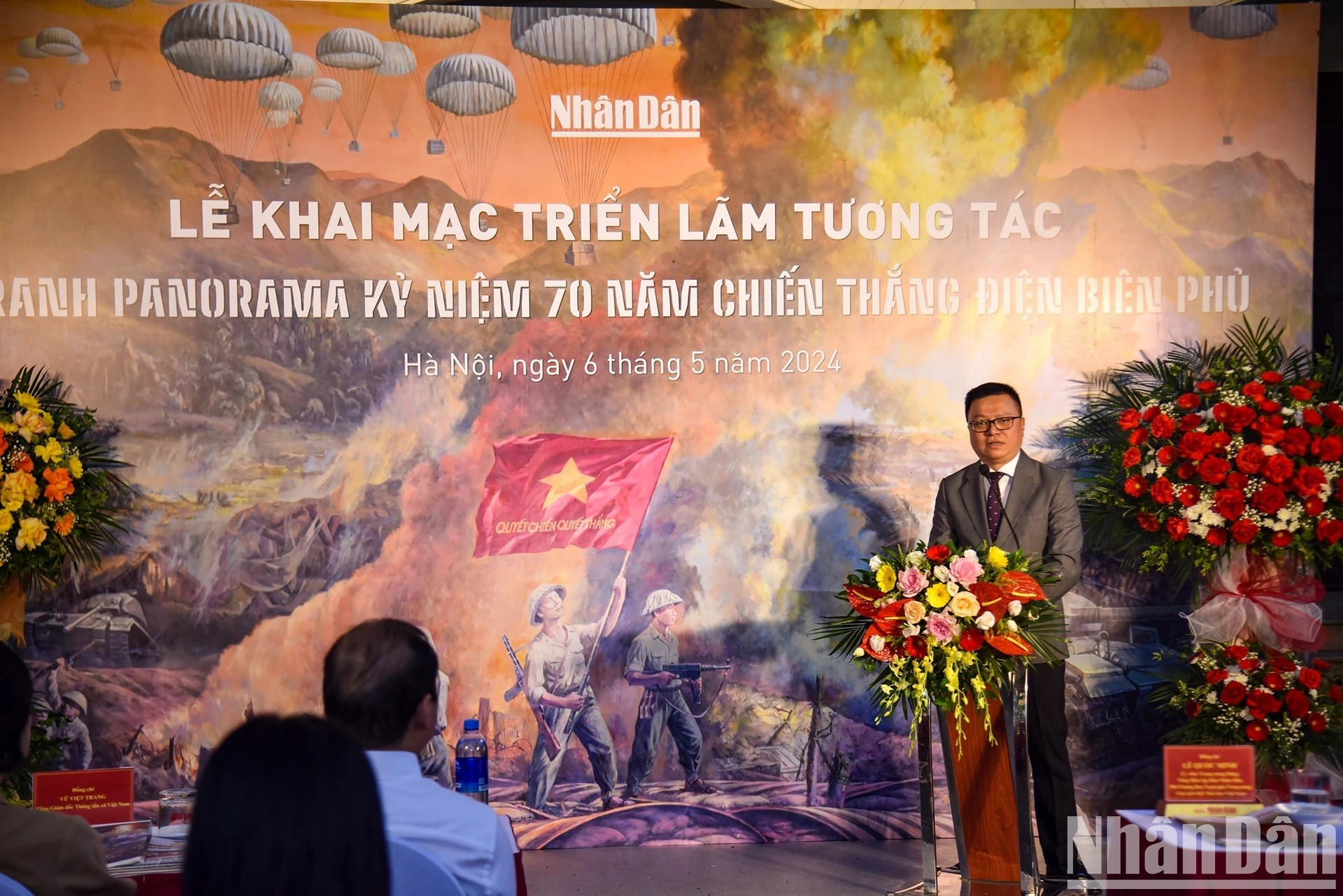 Prenant la parole lors de la cérémonie d’ouverture de l’exposition, Lê Quôc Minh, membre du Comité central du Parti communiste vietnamien (PCV), rédacteur en chef du Journal Nhân Dân, chef adjoint de la Commission centrale de Propagande et d’Éducation du PCV et président de l’Association des journalistes du Vietnam, a évoqué le récent lancement par le journal d’un site internet dédié au déroulement de la campagne Diên Biên Phu, qu’il a qualifié d’idée innovante. Néanmoins, consciente que les journaux imprimés constituent son produit principal, l’équipe de Nhân Dân a créé un panorama sur papier dans lequel sont intégrées des fonctionnalités interactives pour enrichir l’expérience du lecteur. Prenant la parole lors de la cérémonie d’ouverture de l’exposition, Lê Quôc Minh, membre du Comité central du Parti communiste vietnamien (PCV), rédacteur en chef du Journal Nhân Dân, chef adjoint de la Commission centrale de Propagande et d’Éducation du PCV et président de l’Association des journalistes du Vietnam, a évoqué le récent lancement par le journal d’un site internet dédié au déroulement de la campagne Diên Biên Phu, qu’il a qualifié d’idée innovante. Néanmoins, consciente que les journaux imprimés constituent son produit principal, l’équipe de Nhân Dân a créé un panorama sur papier dans lequel sont intégrées des fonctionnalités interactives pour enrichir l’expérience du lecteur.