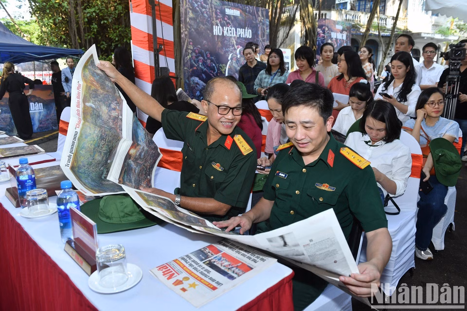 Les délégués observent le supplément spécial du quotidien Nhân Dân avec le panorama. Les délégués observent le supplément spécial du quotidien Nhân Dân avec le panorama.