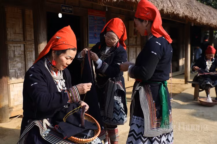 L’indigo est la couleur dominante des costumes traditionnels des Dao Tiền.