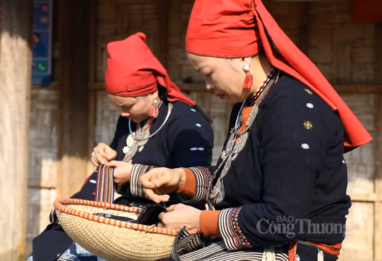 La technique de broderie des Dao est très compliquée.