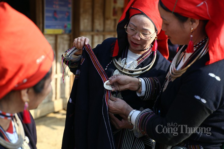 La pièce d’argent est finement laminée pour créer un élément culminant la tenue. La pièce d’argent est finement laminée pour créer un élément culminant la tenue.