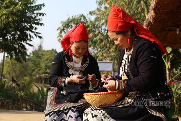 La broderie nécessite de la minutie et de la patience. La broderie nécessite de la minutie et de la patience.