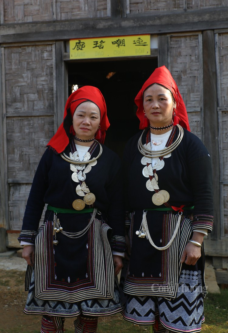 Le costume traditionnel Dao Tiền comporte de nombreux motifs uniques et délicats. Le costume traditionnel Dao Tiền comporte de nombreux motifs uniques et délicats.