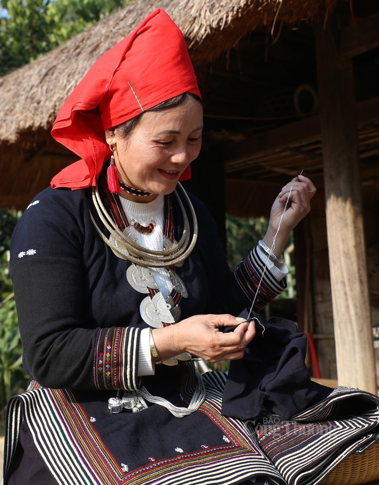 Le peuple Dao Tiền juge la beauté d’une femme par sa capacité à broder. Le peuple Dao Tiền juge la beauté d’une femme par sa capacité à broder.