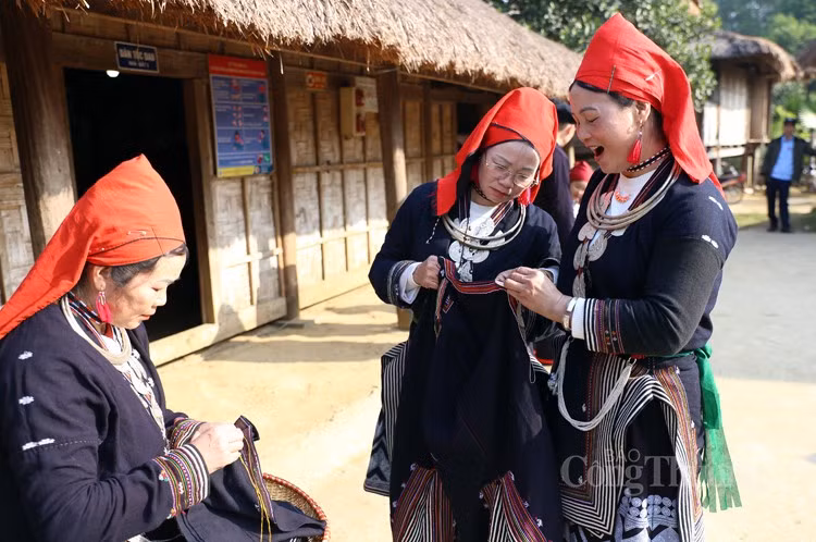 Les femmes Dao Tiền contribuent à la préservation de l’artisanat traditionnel de la broderie.