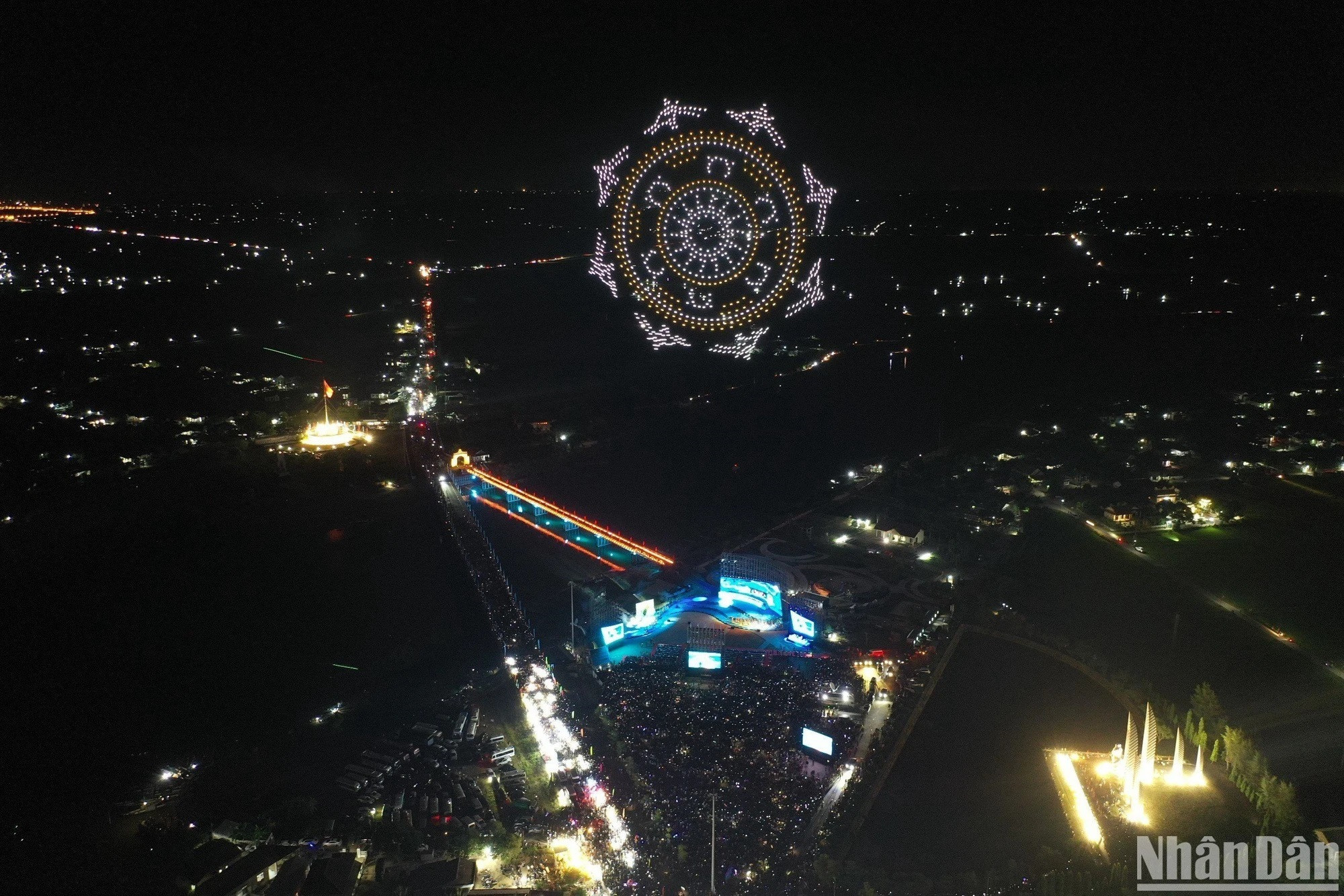 Le symbole du Tambour de Bronze a été créé par la lumière des drones dans le ciel de la rivière Bên Hai. Photo : DANG KHOA/NDEL. Le symbole du Tambour de Bronze a été créé par la lumière des drones dans le ciel de la rivière Bên Hai. Photo : DANG KHOA/NDEL.