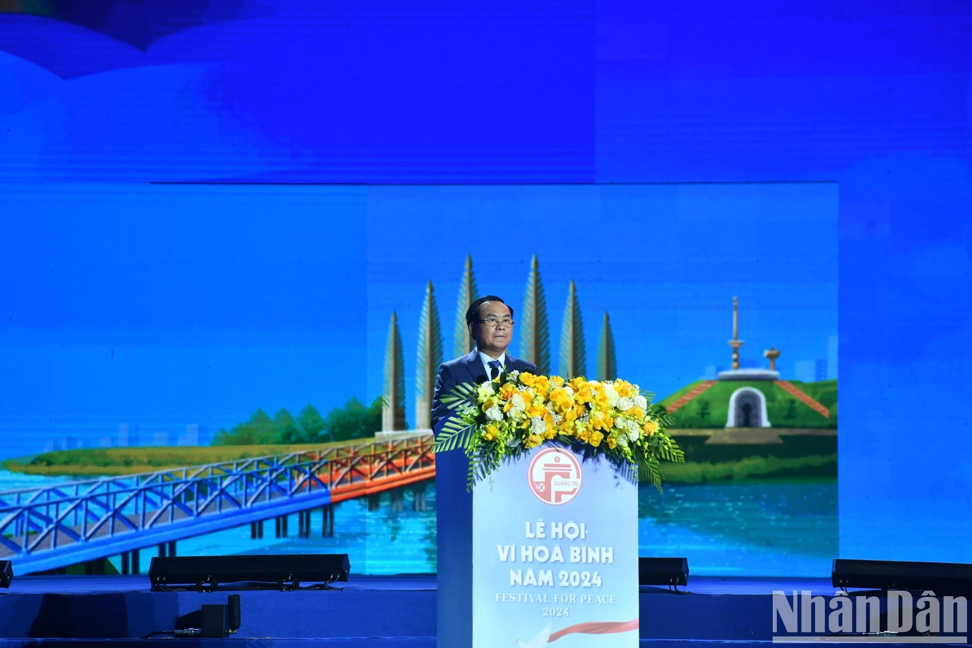 Vo Van Hung, secrétaire adjoint du Comité provincial du Parti et président du Comité populaire provincial de Quang Tri, a pris la parole lors de la cérémonie d'ouverture. Photo : DANG KHOA/NDEL. Vo Van Hung, secrétaire adjoint du Comité provincial du Parti et président du Comité populaire provincial de Quang Tri, a pris la parole lors de la cérémonie d'ouverture. Photo : DANG KHOA/NDEL.