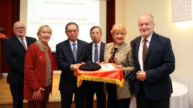 Des souvenirs offerts à ses proches amis internationaux par le Président Hô Chi Minh ảnh 5 Des souvenirs offerts à ses proches amis internationaux par le Président Hô Chi Minh ảnh 5